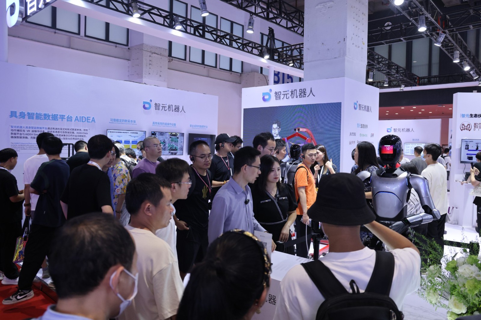星空XK机器人亮相世界机器人大会WRC
