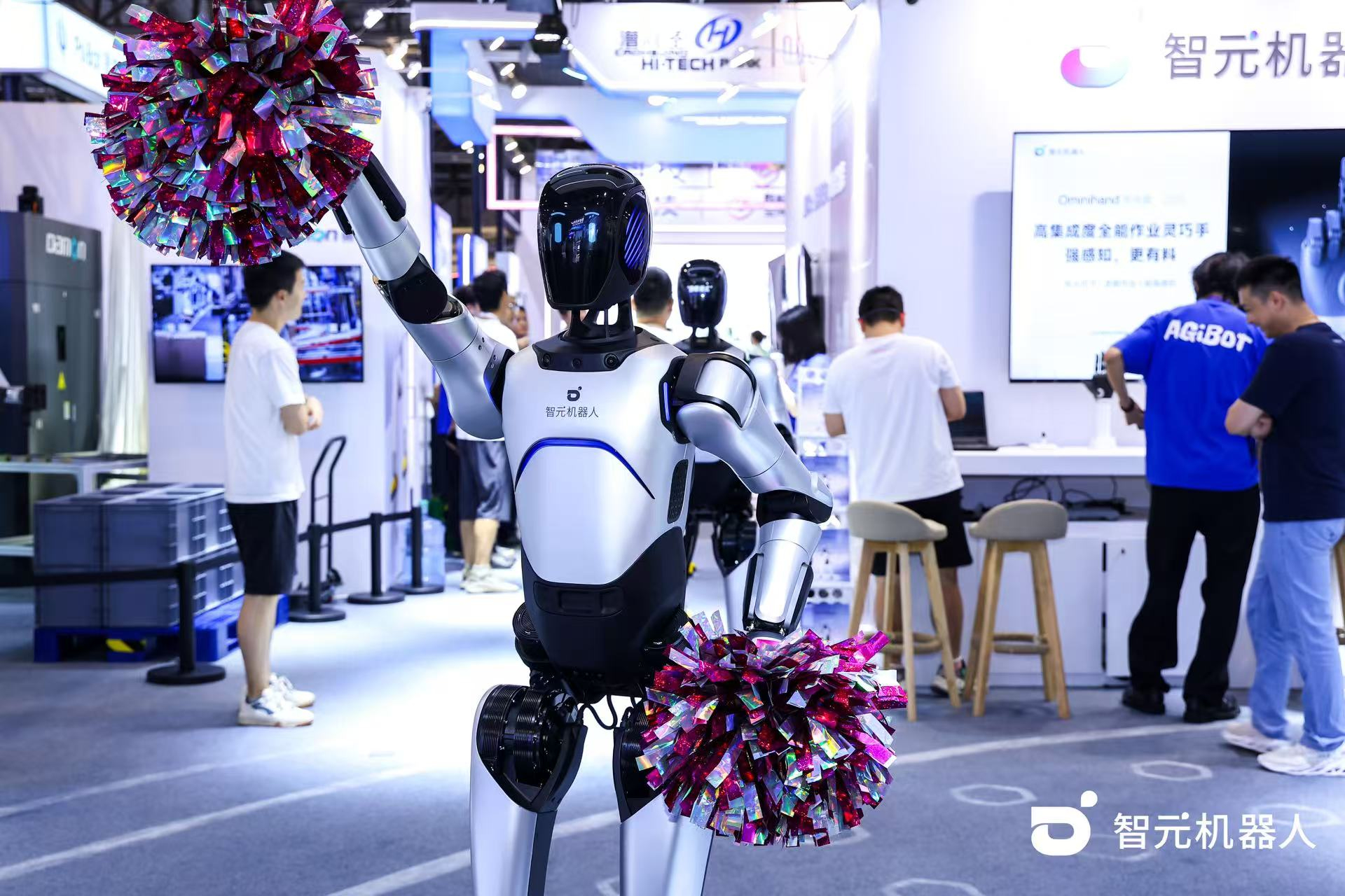 星空XK机器人 WAIC 首日展台火爆，机器人家族集体打工忙不停